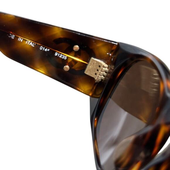 Tortoise quilted logo sunglasses main image 4